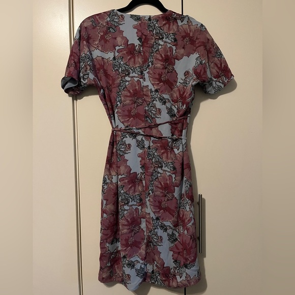 Aritzia Wallace Babaton Floral Wrap Dress Size XS - Picture 5 of 8